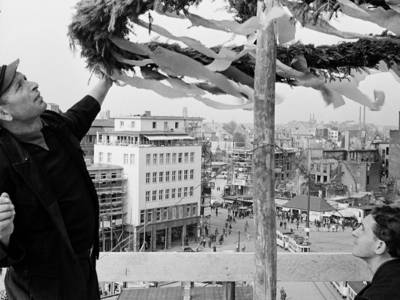 Richtfest der Buchhandlung Sachse & Heinzelmann, Georgstraße 34, Hannover, Foto von Wilhelm Hauschild, 27.09.1949